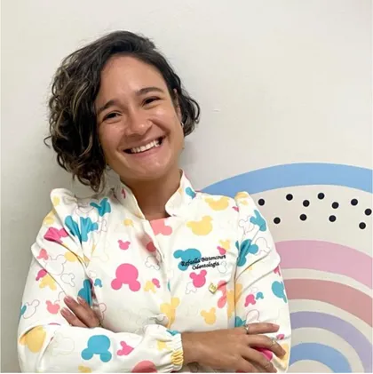 Dentista da equipe Reorthokids com jaleco colorido infantil